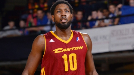 CAVALIERS FIRMAN A HOLLAND