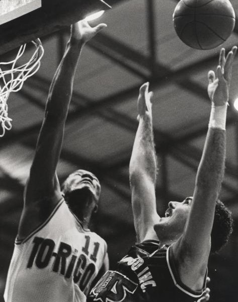 ROLANDO FRAZER SIGUE CONECTADO AL BÁSQUET COMO ÁRBITRO