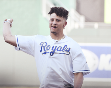 ¿Qué haces con 200 millones de dólares?… Pat Mahomes es nuevo dueño de los Royals de Kansas
