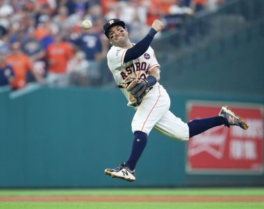 Cuando el karma comienza a pesar… Altuve se frustra y rompe su bat