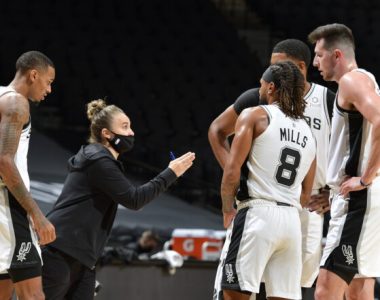 Becky Hammon se convierte en la primera mujer en dirigir un partido de la NBA